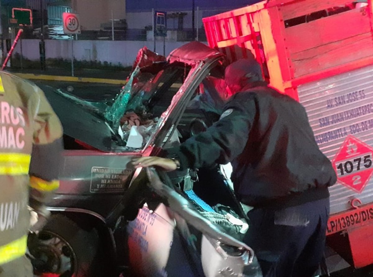 Recatan con vida a chofer luego de accidente vehicular